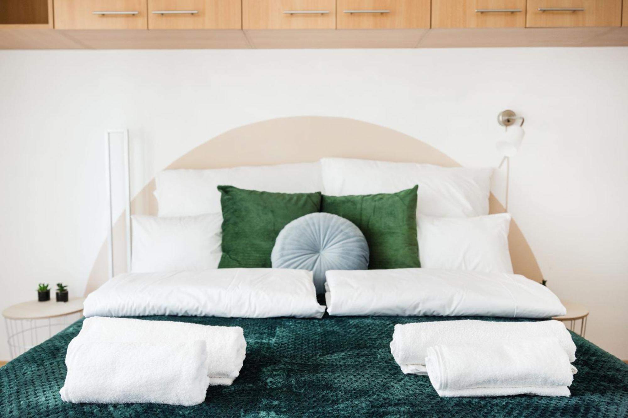 Modern Two-Bedroom Apartment With Free Parking ブダペスト エクステリア 写真