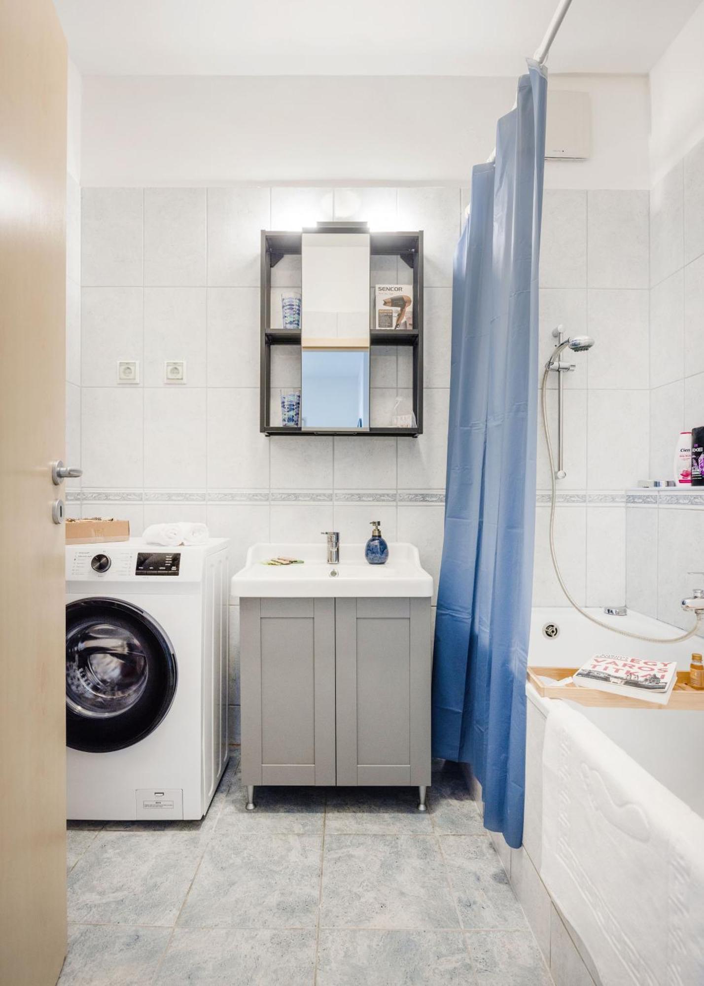 Modern Two-Bedroom Apartment With Free Parking ブダペスト エクステリア 写真