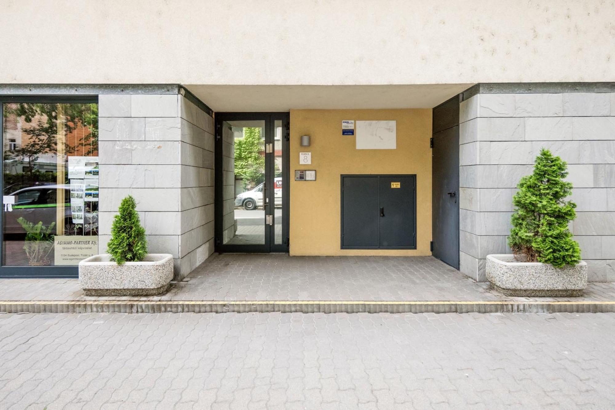 Modern Two-Bedroom Apartment With Free Parking ブダペスト エクステリア 写真